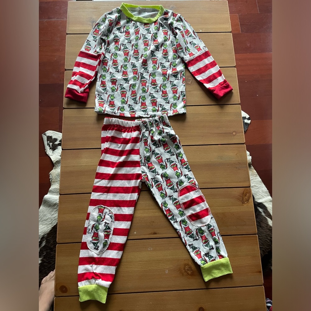 Grinch 2 piece pajamas size 4T
Excellent used condition